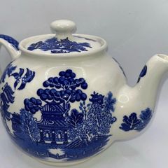 Vintage blue willow tea pot by Sadler England