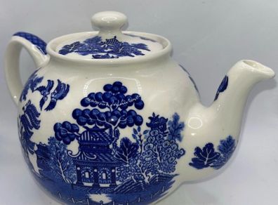 Vintage blue willow tea pot by Sadler England