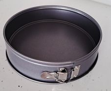 Spring form cake tin