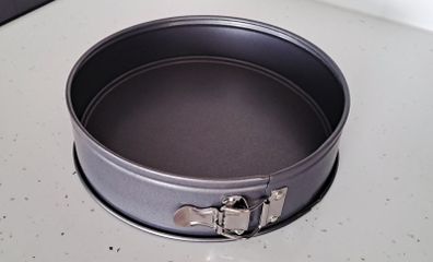 Spring form cake tin
