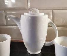 1L tea pot with 4 mugs white