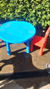 kids table and chairs