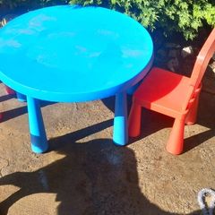 kids table and chairs