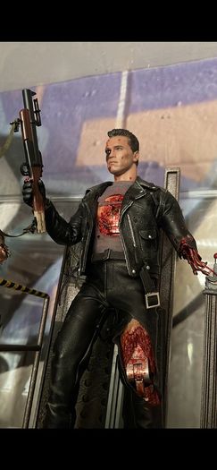 Hot Toys DX46 Terminator 2 Battle Damage 2.0