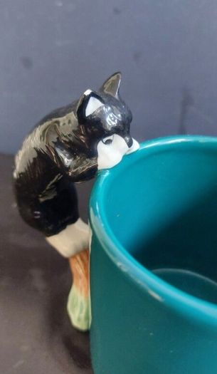 Fabulous Collectable Vintage Hand-Painted 3-D Cat and Frog Mug by Bergschrund, Seattle, USA, from 1991, Display Only Due to Hairline Crack