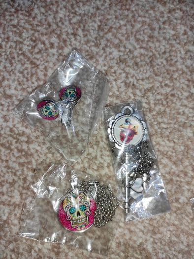 Skull skeleton earrings set FREEpost