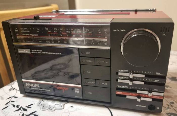 From 1985   Philips D8254, Made in Austria. Only Radio working.