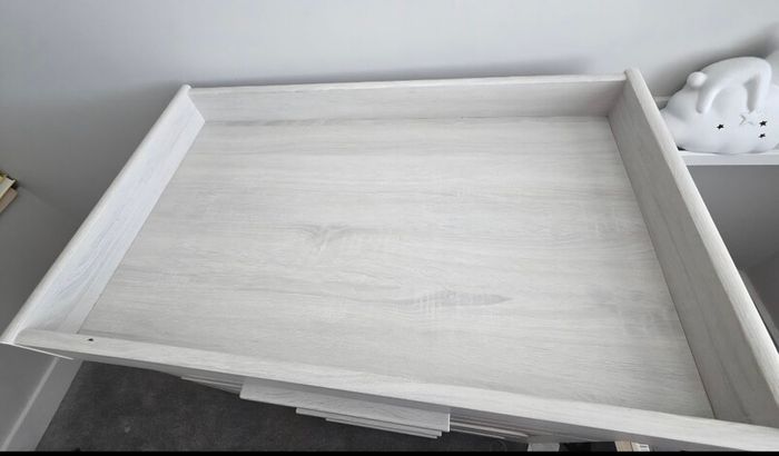 Mamas & Papas Atlas Convertible Cot/Bed & change table/dresser set - Nimbus White