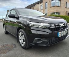 Sandero. Only 5900 km. Sep. 2025 - Don't miss!