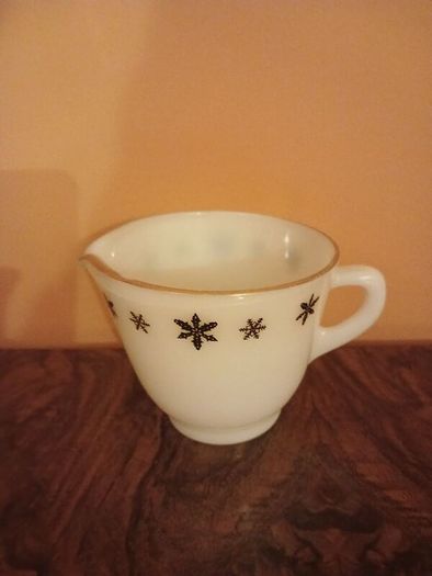 Pyrex snowflake jug