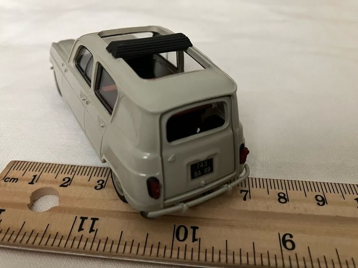 Norev, Renault 4L. Excellent condition. Open roof, no rear side windows.