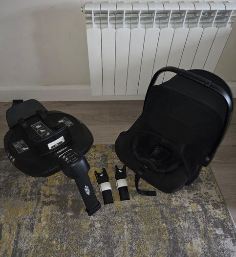 Pristine Condition!!! MUST Bugaboo Fox with rotating car seat  isofox base