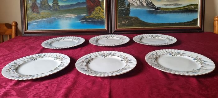 6 Piece Royal Albert Brigadoon Pattern 10.5 Inch Diameter Bone China Gold Gilt First Quality And Original Dinner Plates Made In England