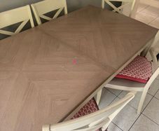 Dining table and 6 chairs extends to seat 8