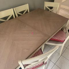 Dining table and 6 chairs extends to seat 8