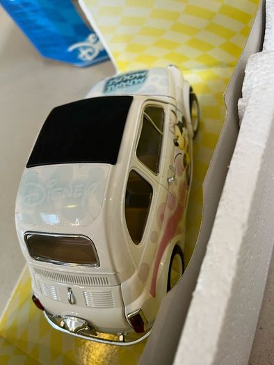 Disney Fiat 500 Minnie Mouse 1/18 Burago