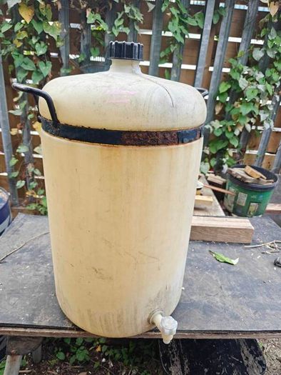 Liquid container
