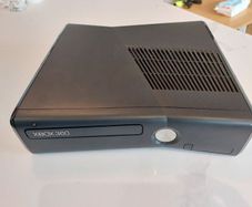 Xbox 360 Slim 200 GB, official controllers x2 and games