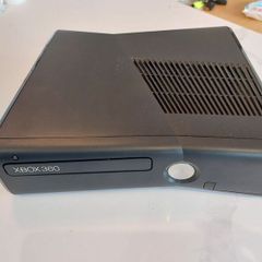 Xbox 360 Slim 200 GB, official controllers x2 and games