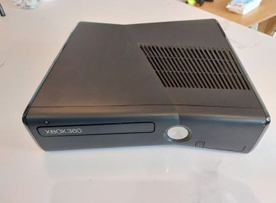 Xbox 360 Slim 200 GB, official controllers x2 and games