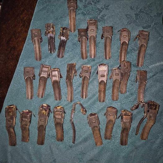 Rare Antique carpet clips x30 in metal copper tone