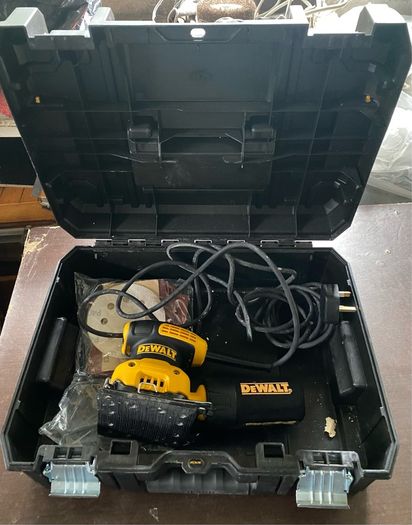DeWalt  Electric Palm sander