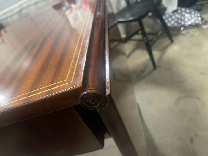 Extendable mahogany dinning table
