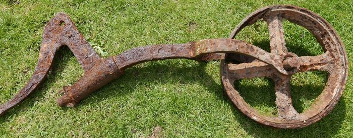 ANTIQUE FORGED IRON FARM WHEEL Rustic Garden Art Beautiful to Display in Your Garden