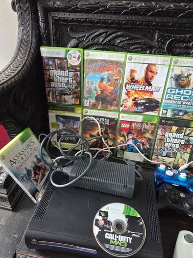 Xbox 360, 3 Controllers, 58 Games