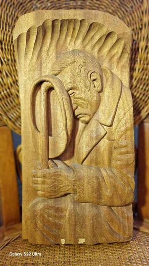 Sculptures, portraits made of wood.