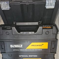 DeWalt x McLaren 18V XR 125mm Angle Grinder, 2 x 5.0Ah & Charger Kit