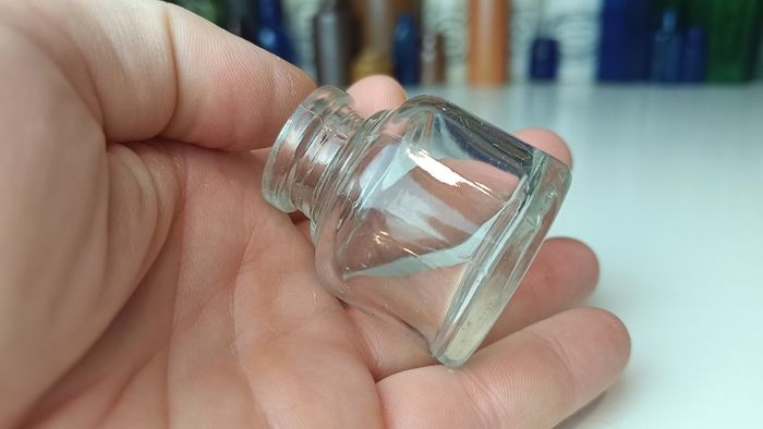 495 - Set of 6 Vintage Clear Glass Screw Cork Top Collectible Decorative Bottles and Jars