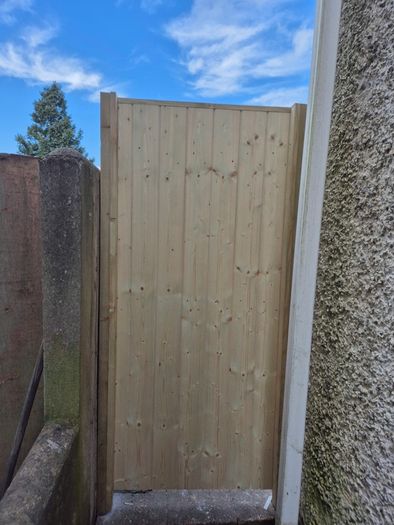 Budget side gate 210