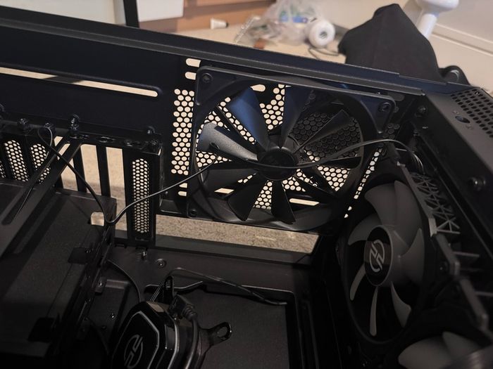 NZXT H710 case with water cooling and 1000w power