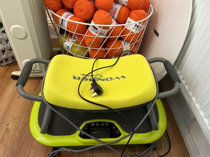 Wondercore Vibration Plate with Seat