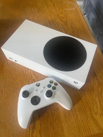 Xbox Series S 512GB with controller