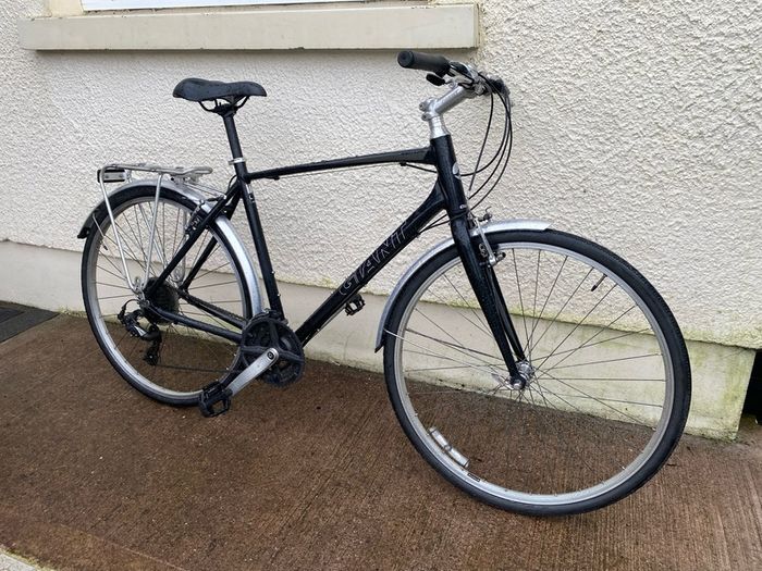 Giant escape3 Large hybrid 28 inch wheels 21 speed 21 inch frame mudguards back carrier