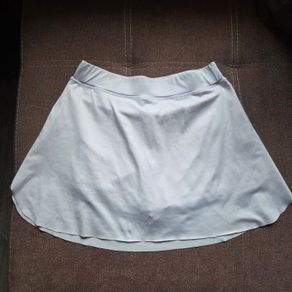 White tennis shorts size 8