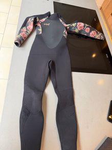 O'Neills girls wetsuit