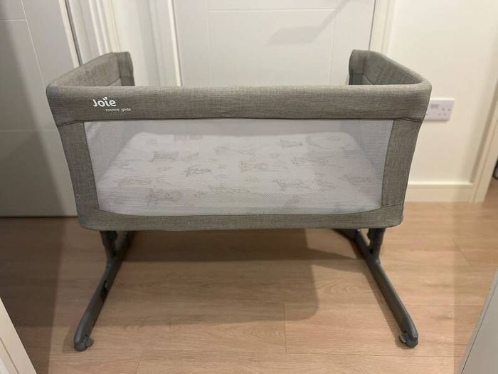 Joie Roomie Glide Bedside Crib free delivery !