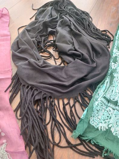 Lot of 8 scarves