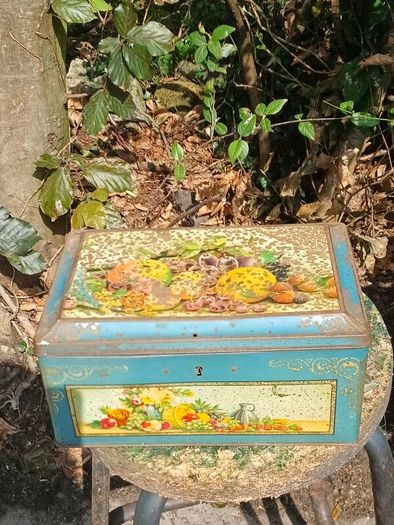 Vintage Thorne'sToffee Tin