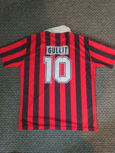 AC Milan retro football jersey and scarf