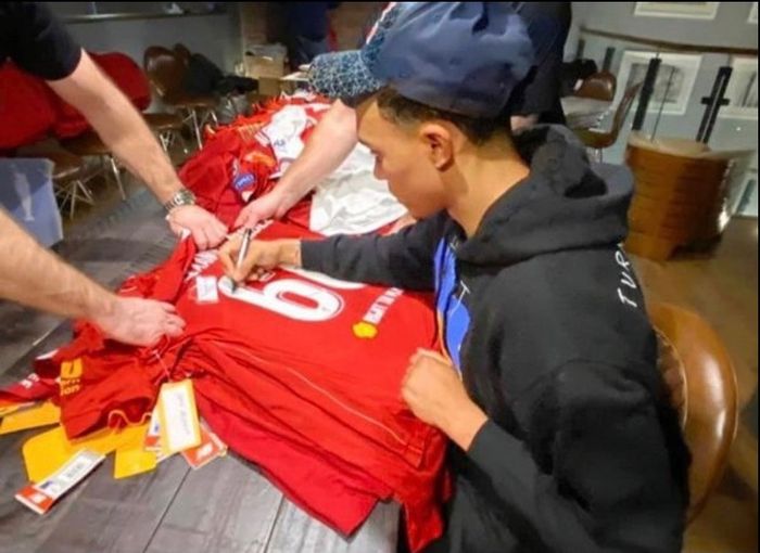 BNWT Liverpool 19/20 Premiership Original winning NB jersey signed by TAA