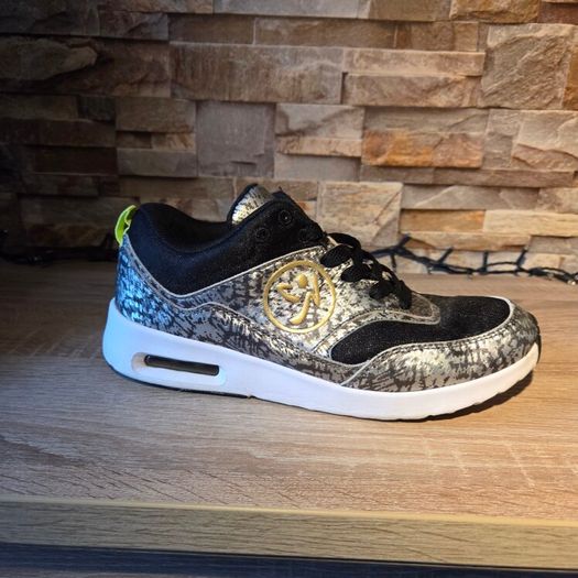 Trainers, size 6