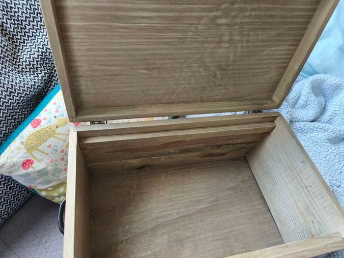 wooden keepsake box with Cherub and french inscriptions