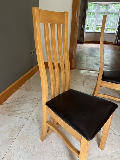 Dining table with 6 matching seats