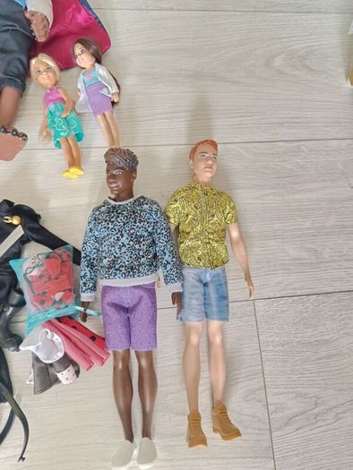 barbie house + dolls + accessories