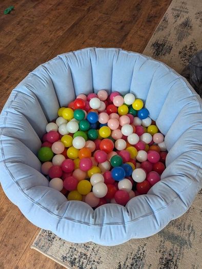 Ball pit and balls