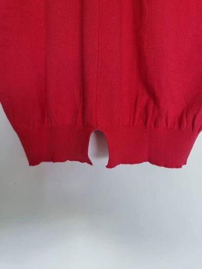 Red Summum V- Neck